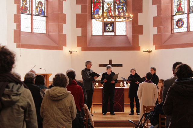 Chor mit Gemeinde bei einem Kantatengottesdienst